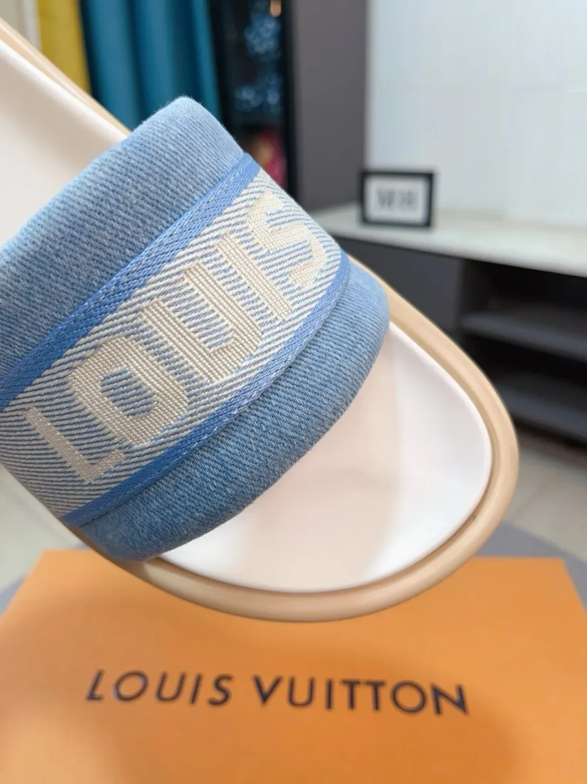 Ex-factory price 360🌹🌹 (lv-Louis Vuitton) New men's slippers, high-end boutique, exquisite embossed logo decoration on the upper, fine workmanship, super soft soles, casual, loose and comfortable, a must-have in summer! \nsize：38-44